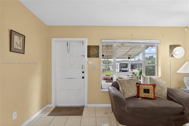 4271 NW 49th Ter, Lauderdale Lakes FL 33319 - Lauderdale Lakes, FL - Photo 4