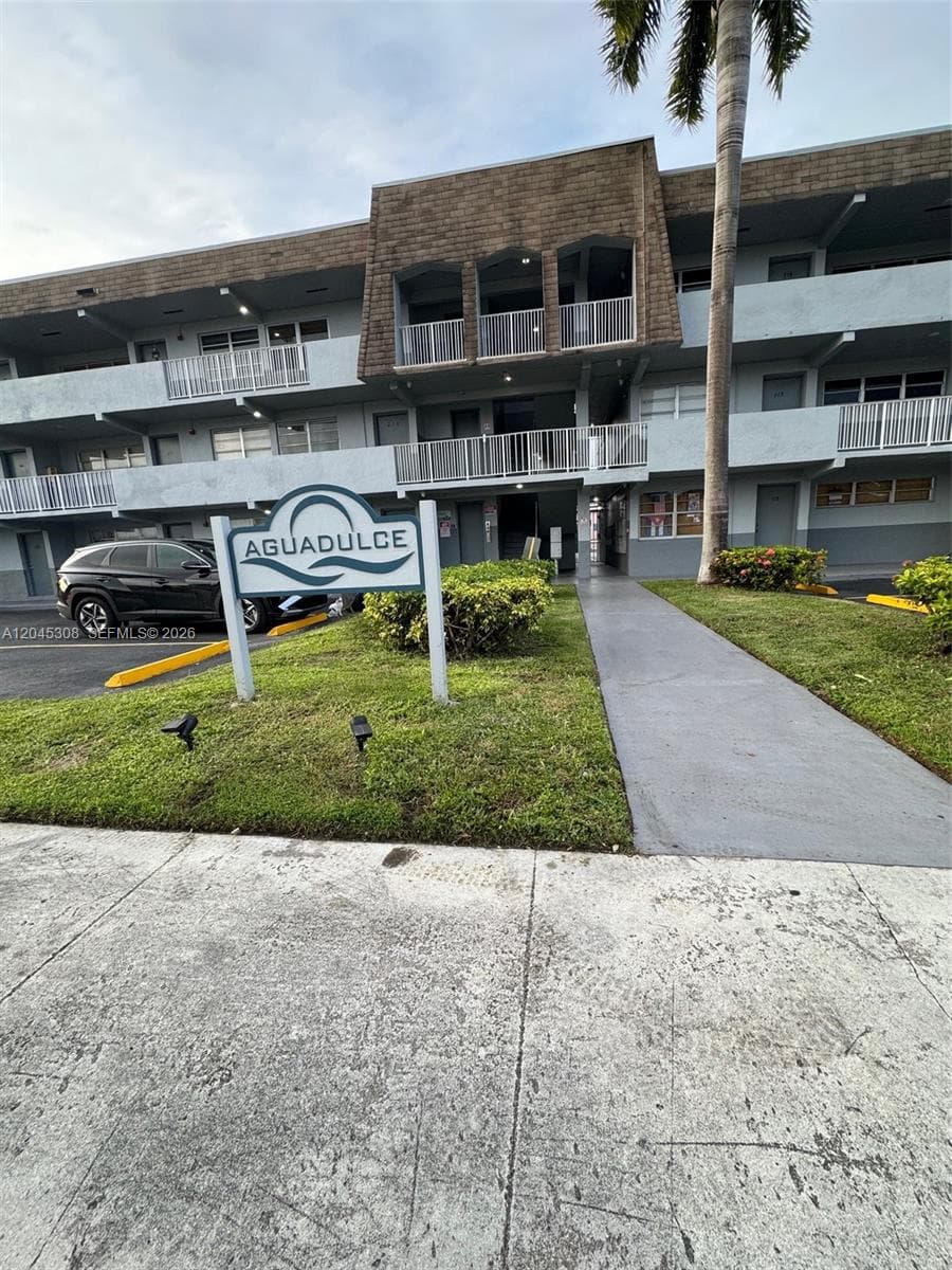 11195 SW 1st St # 314, Sweetwater FL 33174
