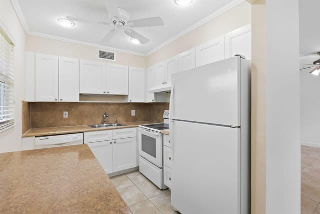 164 Seville G, Delray Beach FL 33446 - Delray Beach, FL - Photo 2