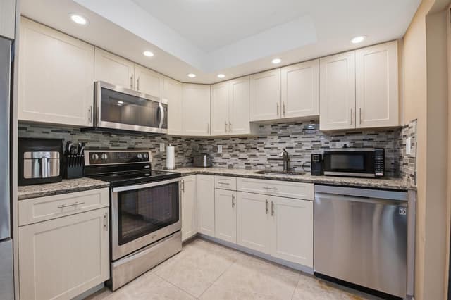 54 Capri B, Delray Beach FL 33484 - Delray Beach, FL - Photo 2