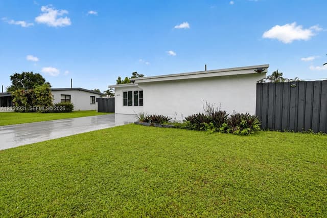 6601 SW 6th St, Pembroke Pines FL 33023 - Pembroke Pines, FL - Photo 2