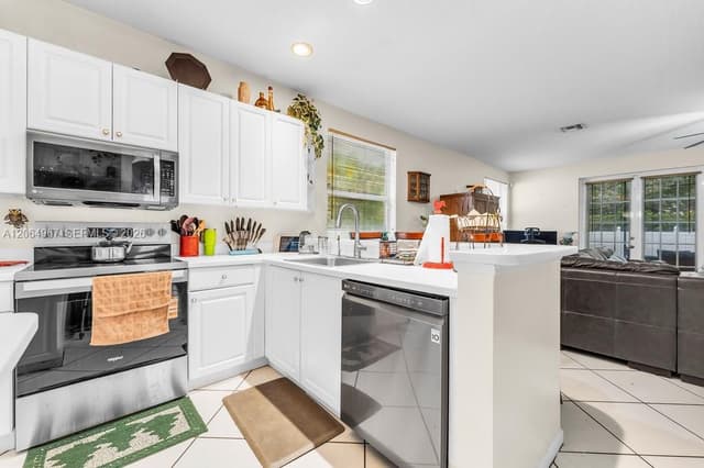 15887 NW 11th St, Pembroke Pines FL 33028 - Pembroke Pines, FL - Photo 6