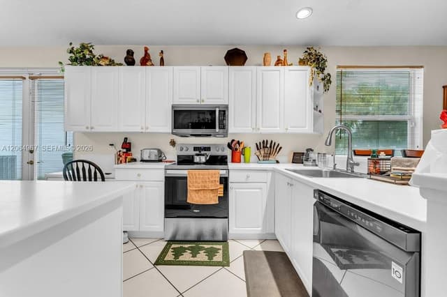 15887 NW 11th St, Pembroke Pines FL 33028 - Pembroke Pines, FL - Photo 7