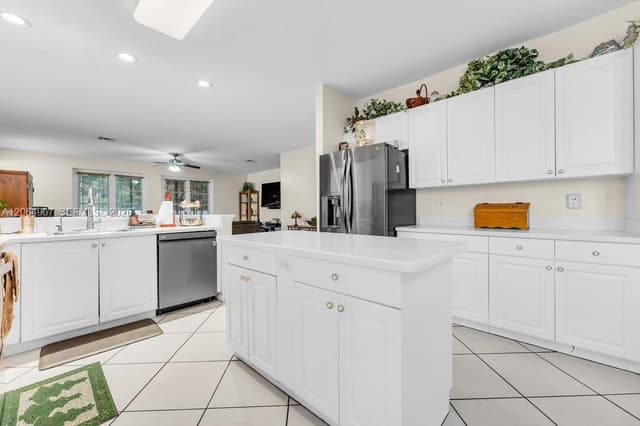 15887 NW 11th St, Pembroke Pines FL 33028 - Pembroke Pines, FL - Photo 3