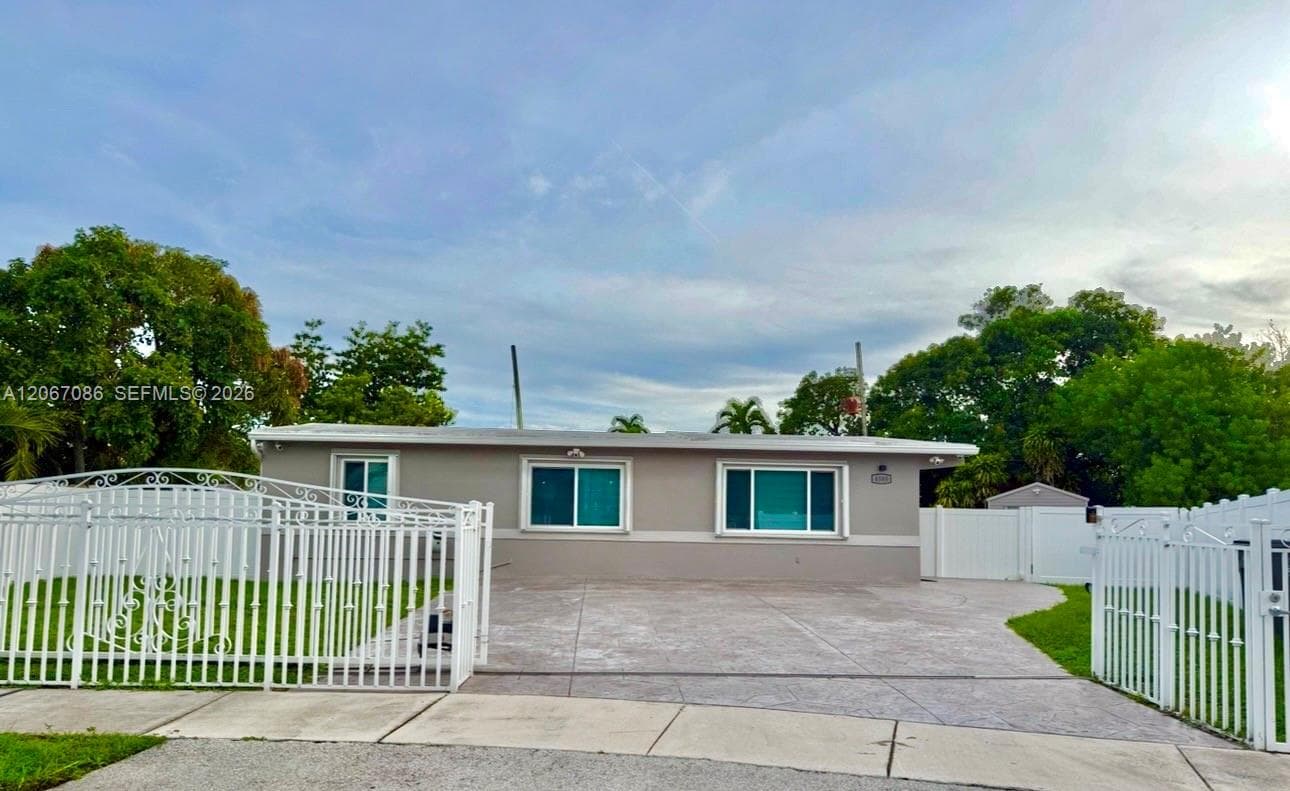 4580 SW 39th St, West Park FL 33023 - West Park, FL - Photo 1