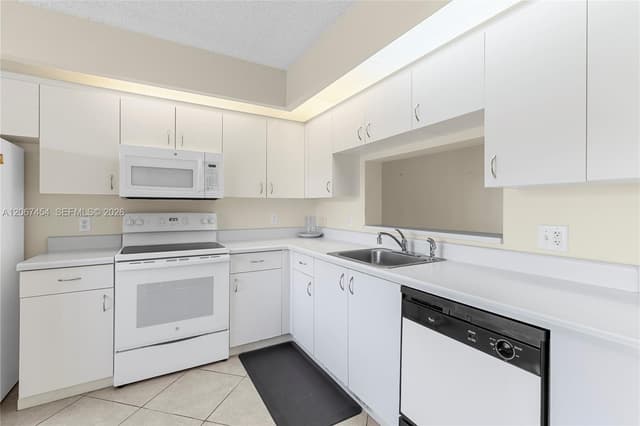 13705 SW 12th St # 208B, Pembroke Pines FL 33027 - Pembroke Pines, FL - Photo 2