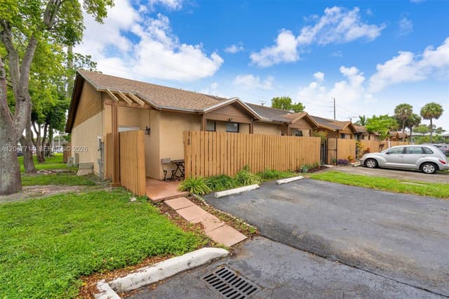 6760 NW 186th Ter, Hialeah FL 33015 - Hialeah, FL - Photo 4