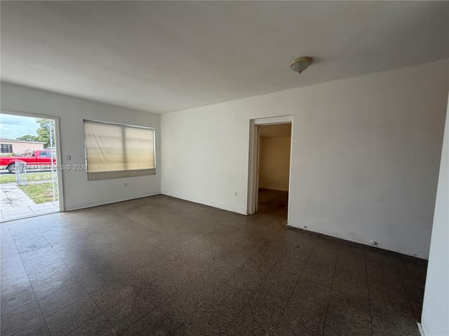 733 W 35th St, Hialeah FL 33012 - Hialeah, FL - Photo 5