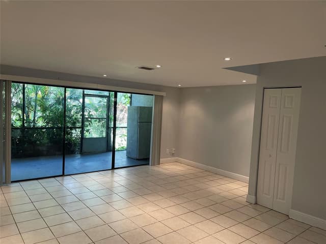 8843 SPRINGTREE LAKES Drive, Sunrise FL 33351 - Sunrise, FL - Photo 4