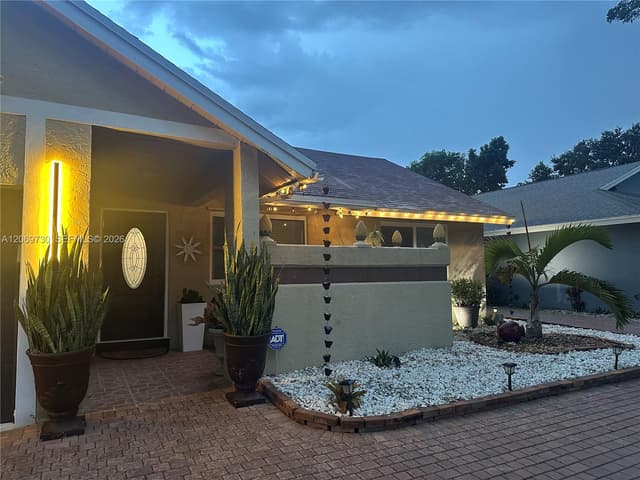 1051 SW 99th Ave, Pembroke Pines FL 33025 - Pembroke Pines, FL - Photo 6