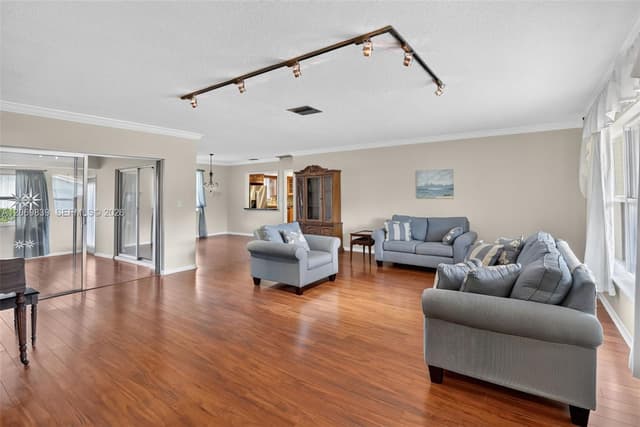 7118 E Tropical Way, Plantation FL 33317 - Plantation, FL - Photo 5