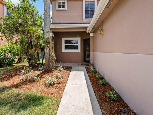 20714 NW 3rd St, Pembroke Pines FL 33029 - Pembroke Pines, FL - Photo 2
