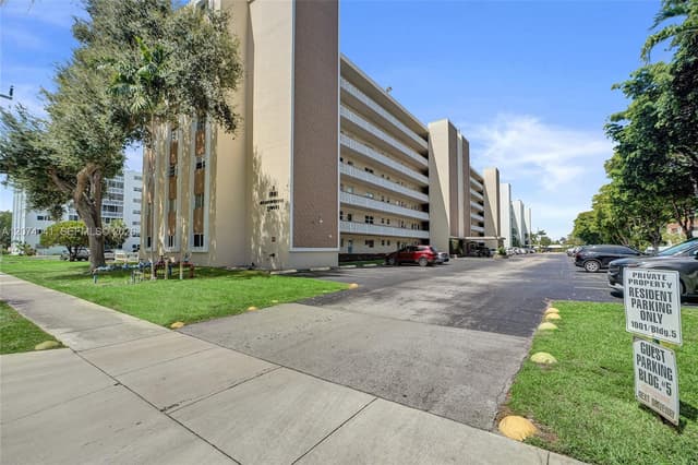 1001 NE 14th Ave # 402, Hallandale Beach FL 33009 - Hallandale Beach, FL - Photo 3