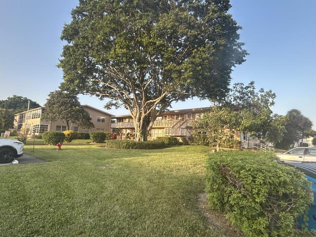 126 BEDFORD E, West Palm Beach FL 33417 - West Palm Beach, FL - Photo 2