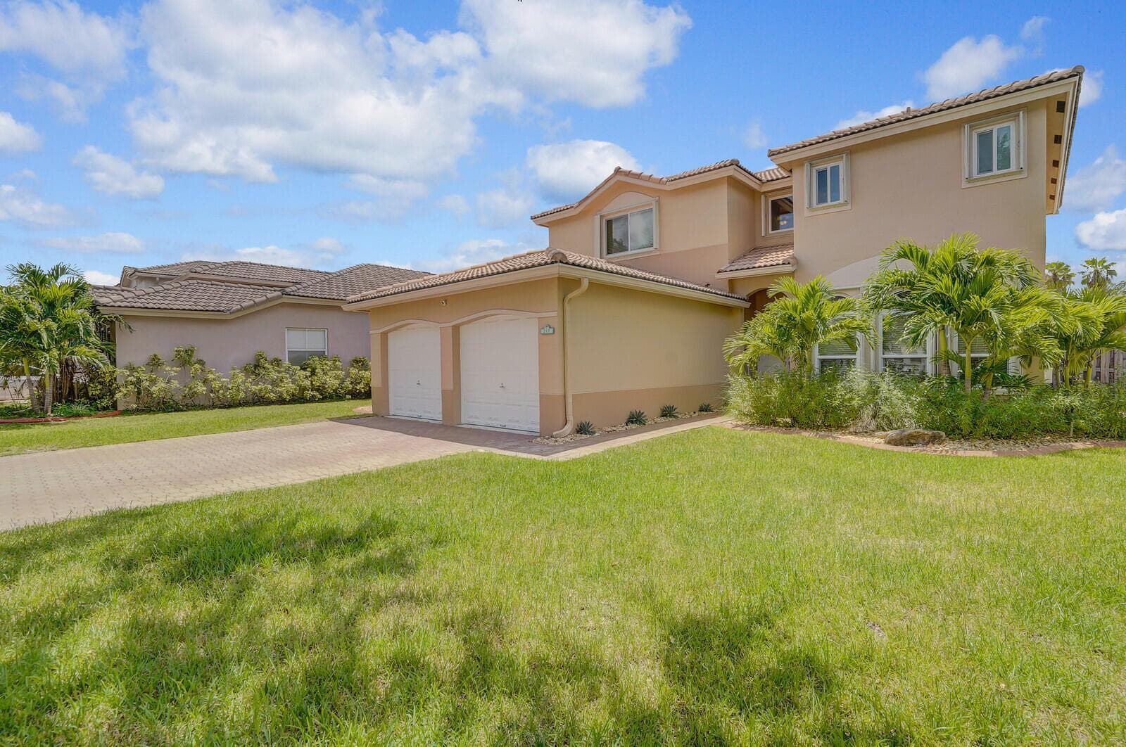 317 E Garden Cove Circle, Davie FL 33325 - Davie, FL - Photo 1