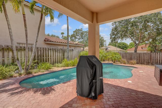 317 E Garden Cove Circle, Davie FL 33325 - Davie, FL - Photo 4