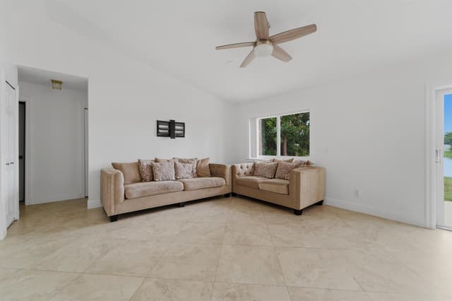 217 PARKWOOD Drive S, Royal Palm Beach FL 33411 - Royal Palm Beach, FL - Photo 6