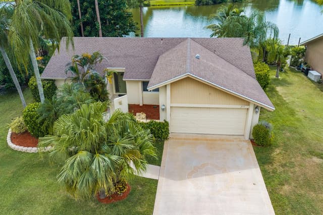 217 PARKWOOD Drive S, Royal Palm Beach FL 33411 - Royal Palm Beach, FL - Photo 4