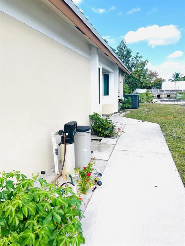838 E PALM RUN Drive, North Lauderdale FL 33068 - North Lauderdale, FL - Photo 2