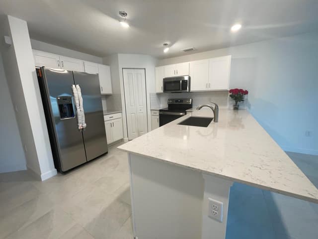 6907 Broadwater Lane, Lake Worth FL 33467 - Lake Worth, FL - Photo 2