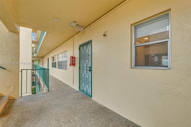 1975 W 44th Pl # A302, Hialeah FL 33012 - Hialeah, FL - Photo 4