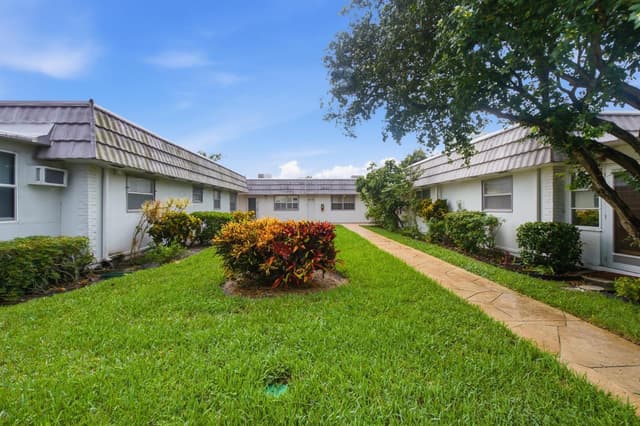167 Valencia G, Delray Beach FL 33446 - Delray Beach, FL - Photo 2