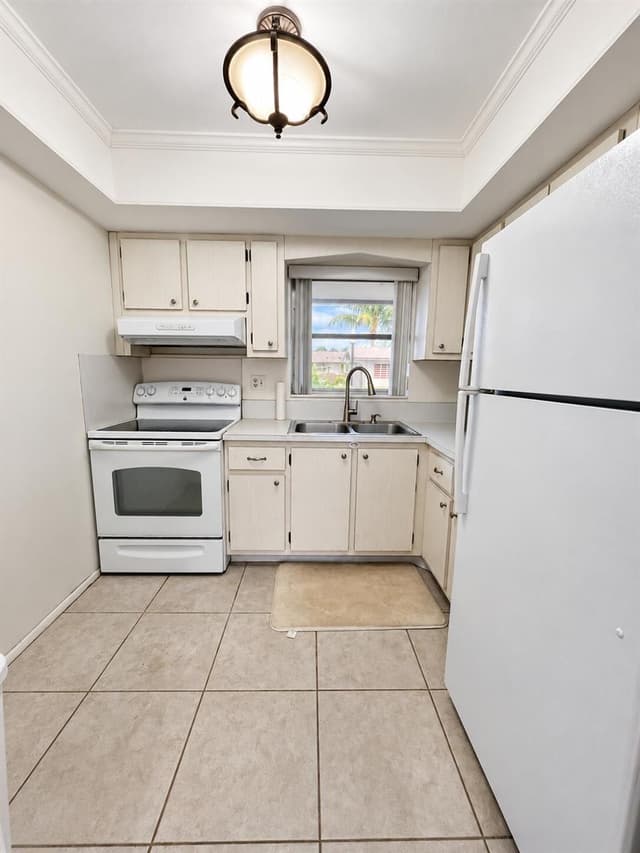 2845 CROSLEY Drive E, West Palm Beach FL 33415 - West Palm Beach, FL - Photo 2
