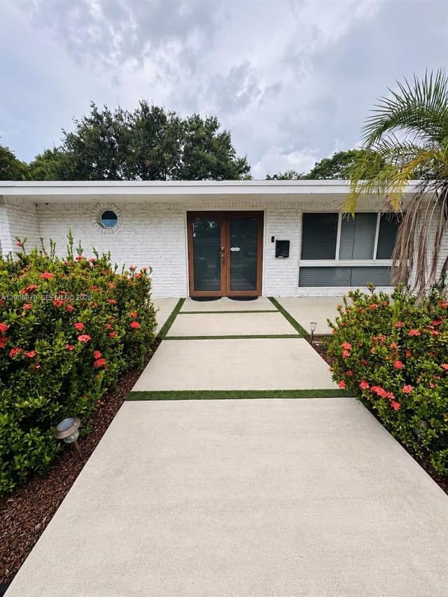 695 SW 65th Ave, Margate FL 33068 - Margate, FL - Photo 2