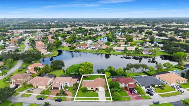6581 Falconsgate Ave, Davie FL 33331 - Davie, FL - Photo 4