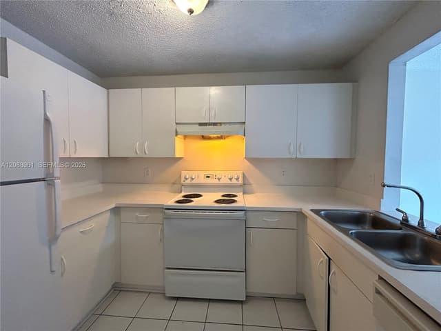 910 E Cypress Way E, Palm Springs FL 33406 - Palm Springs, FL - Photo 2