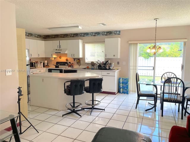 8851 SW 9th Ct, Pembroke Pines FL 33025 - Pembroke Pines, FL - Photo 3