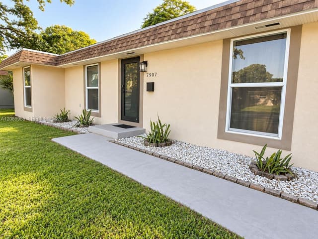 7907 NW 73rd Ter, Tamarac FL 33321 - Tamarac, FL - Photo 2