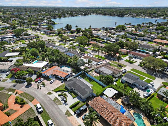 8530 NW 179th St, Hialeah FL 33015 - Hialeah, FL - Photo 3