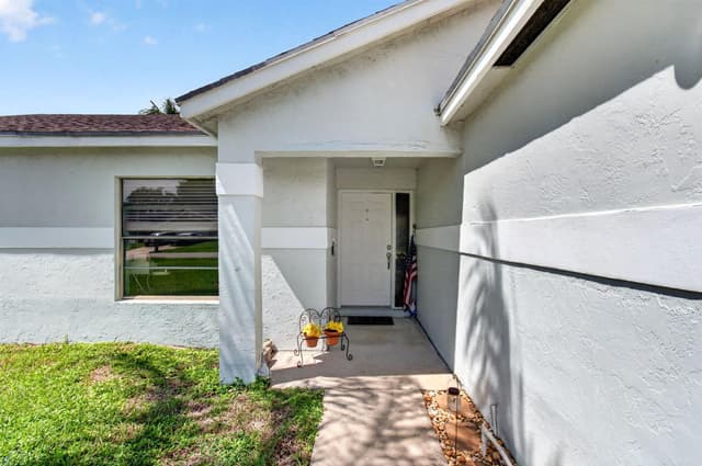 39 CEDAR Circle, Boynton Beach FL 33436 - Boynton Beach, FL - Photo 2