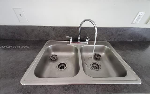 5810 W 18th Ln # 101, Hialeah FL 33012 - Hialeah, FL - Photo 7