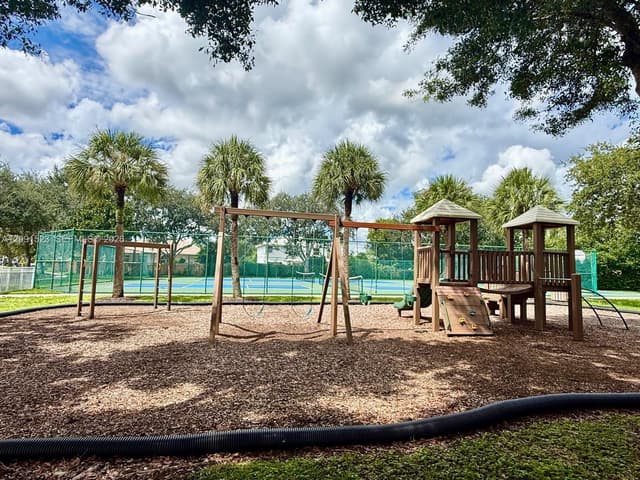 6982 Coronado Way, Pembroke Pines FL 33331 - Pembroke Pines, FL - Photo 4