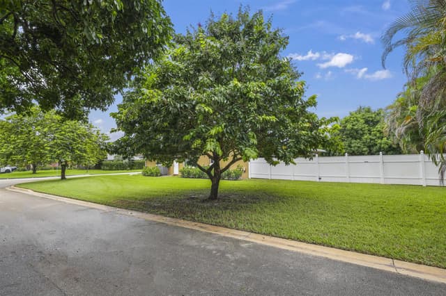 992 NW 83RD Drive, Coral Springs FL 33071 - Coral Springs, FL - Photo 3