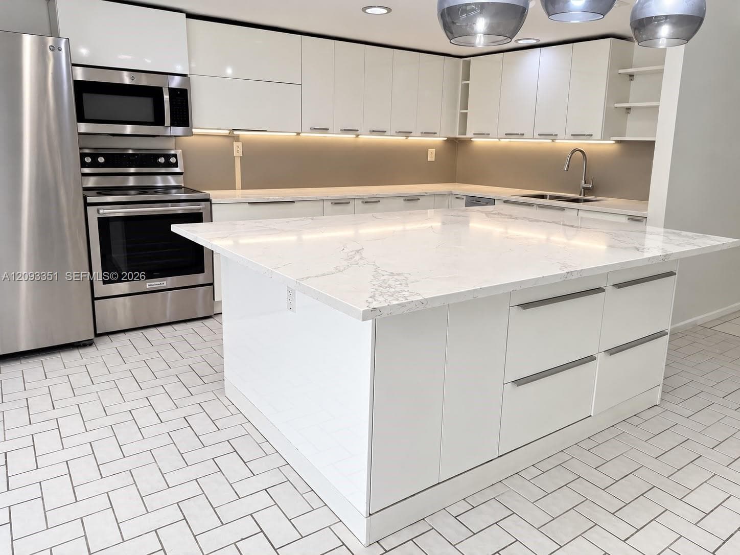 712 NE 26th Ave, Hallandale Beach FL 33009 - Hallandale Beach, FL - Photo 1