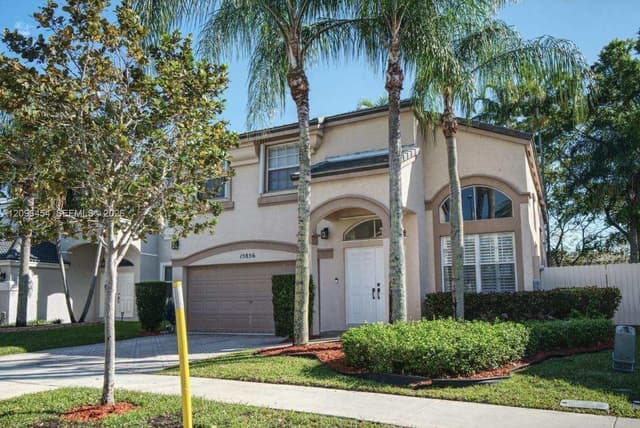 15856 NW 12th Ct, Pembroke Pines FL 33028 - Pembroke Pines, FL - Photo 2