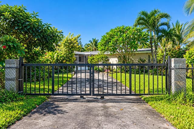 639 MADELINE Court, West Palm Beach FL 33413 - West Palm Beach, FL - Photo 2