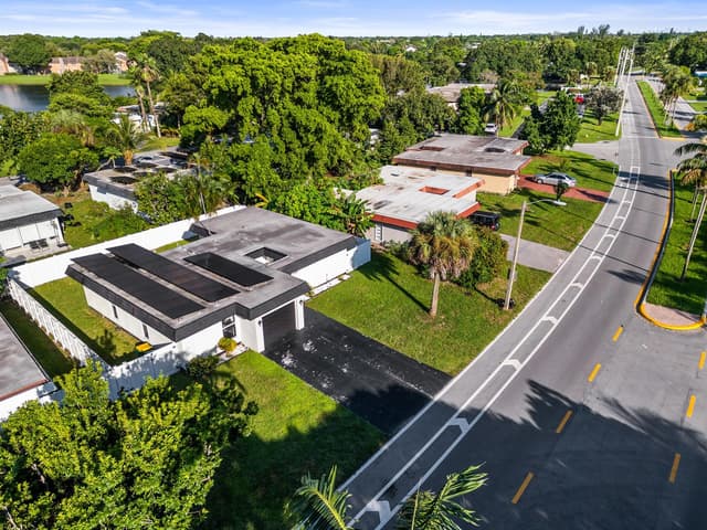 6408 Brookwood Boulevard, Tamarac FL 33321 - Tamarac, FL - Photo 3
