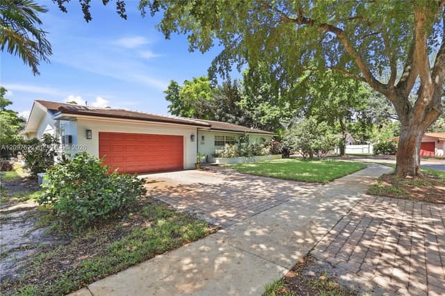 16500 E Stonehaven Rd, Miami Lakes FL 33014 - Miami Lakes, FL - Photo 2