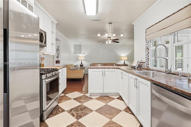 16500 E Stonehaven Rd, Miami Lakes FL 33014 - Miami Lakes, FL - Photo 6