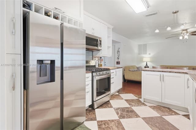 16500 E Stonehaven Rd, Miami Lakes FL 33014 - Miami Lakes, FL - Photo 7