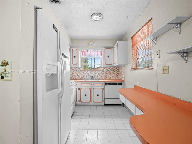 743 E 29th St, Hialeah FL 33013 - Hialeah, FL - Photo 7