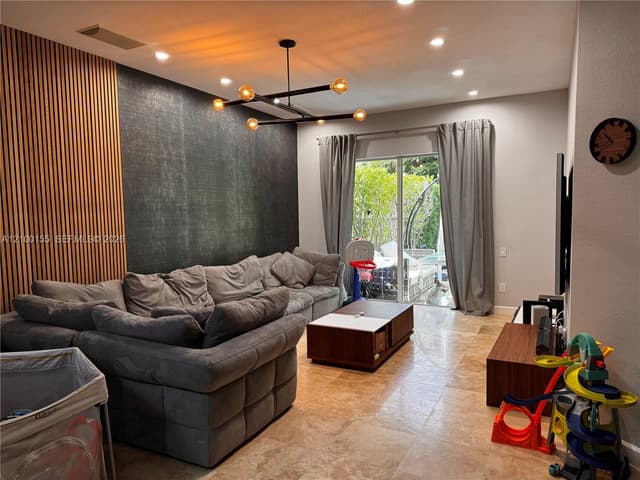 876 W Spinnaker Dr W, Hollywood FL 33019 - Hollywood, FL - Photo 2
