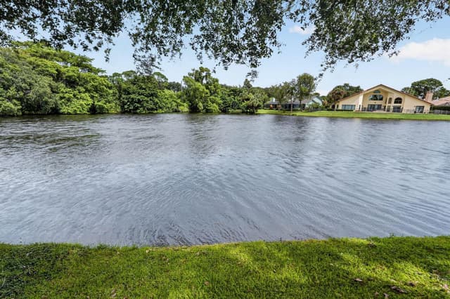 12886 LA ROCHELLE Circle, Palm Beach Gardens FL 33410 - Palm Beach Gardens, FL - Photo 2