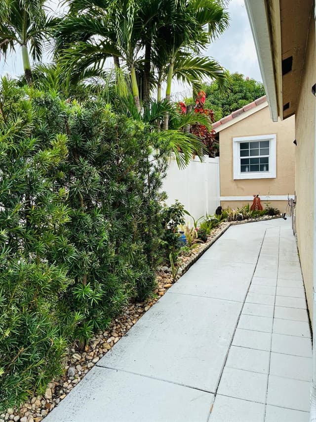 1051 NW 191ST Avenue, Pembroke Pines FL 33029 - Pembroke Pines, FL - Photo 3