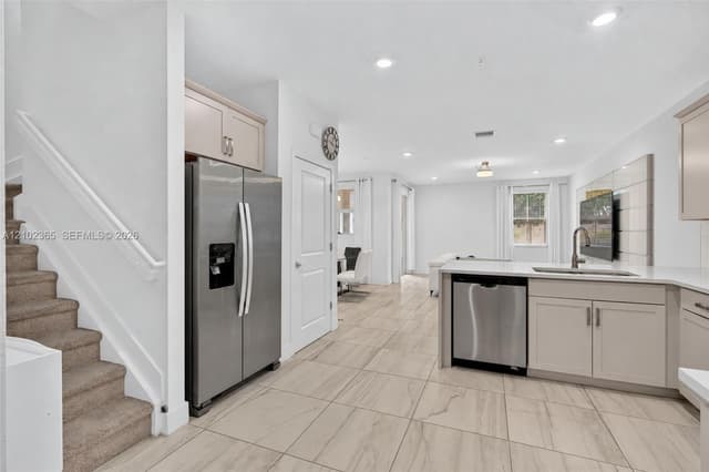 121 SW 170th Ave, Pembroke Pines FL 33027 - Pembroke Pines, FL - Photo 2