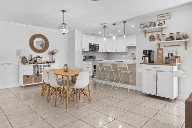 2131 Nova Village Dr, Davie FL 33317 - Davie, FL - Photo 4
